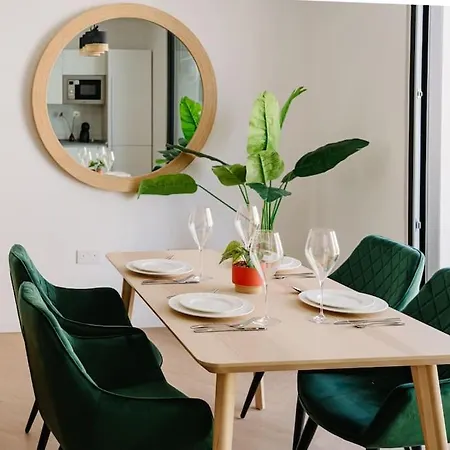 Main Street Luxury 13 With Shared Rooftop Pool & Bbq شقة سليمة