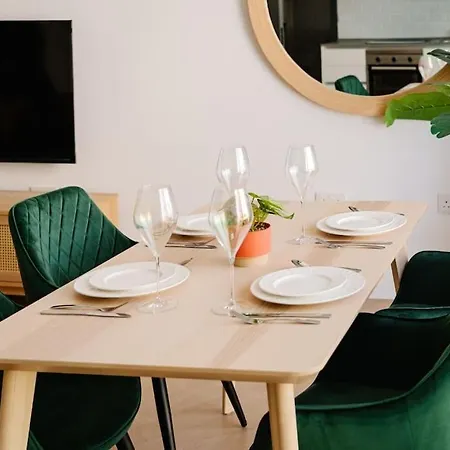 Main Street Luxury 13 With Shared Rooftop Pool & Bbq